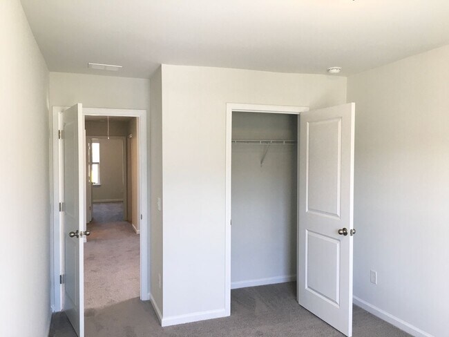 Building Photo - 4 Bedroom 2.5 Bath House in McKewn - Ladson
