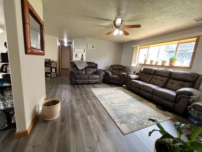 Building Photo - 3 Bed/2 Bath Apartment in Sioux Falls!