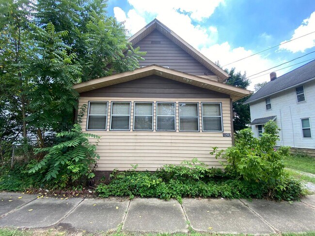 Building Photo - Spacious 3-Bed Single-Family Home in Quiet Kenmore Neighborhood