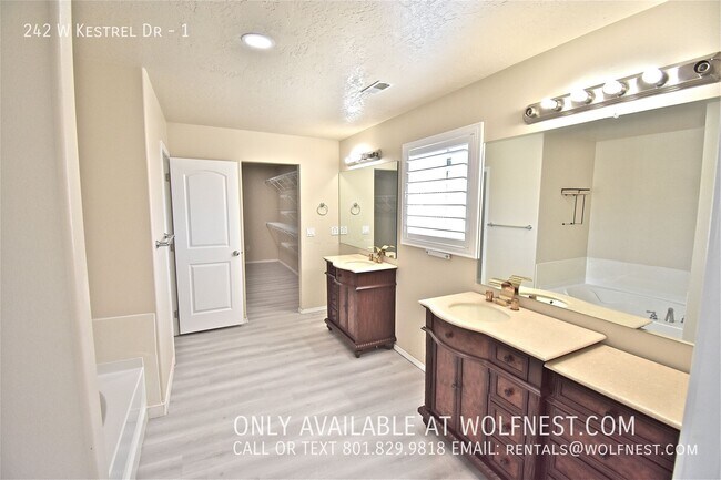 Building Photo - 242 Kestrel Dr