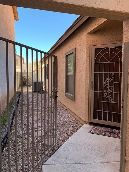 Building Photo - 942 S Balboa Dr