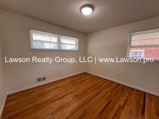 Building Photo - Pristine Brick Ranch with Covered Back Patio!