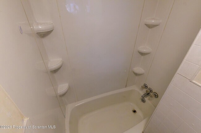 Building Photo - 623 E Elm St