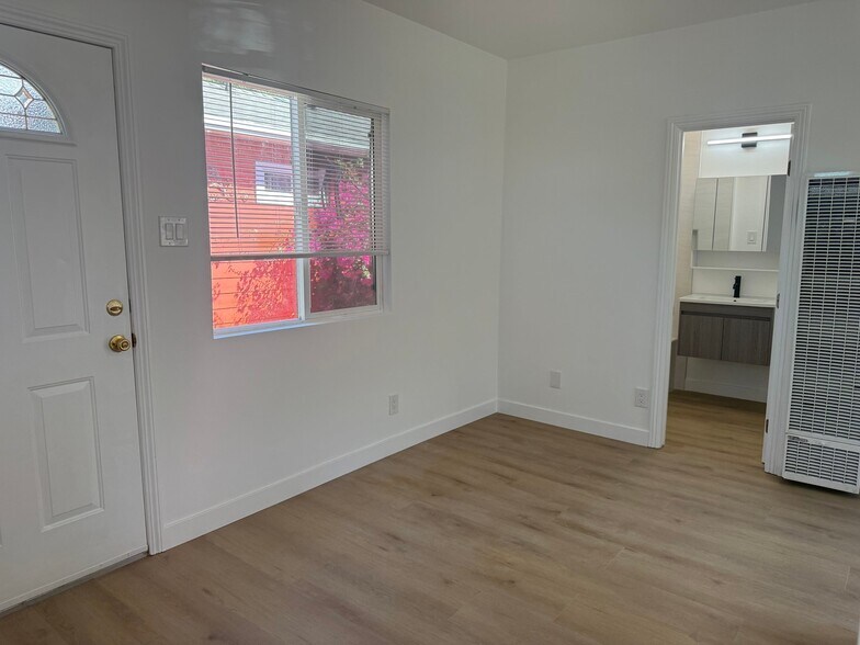 Building Photo - 359 W Amar St