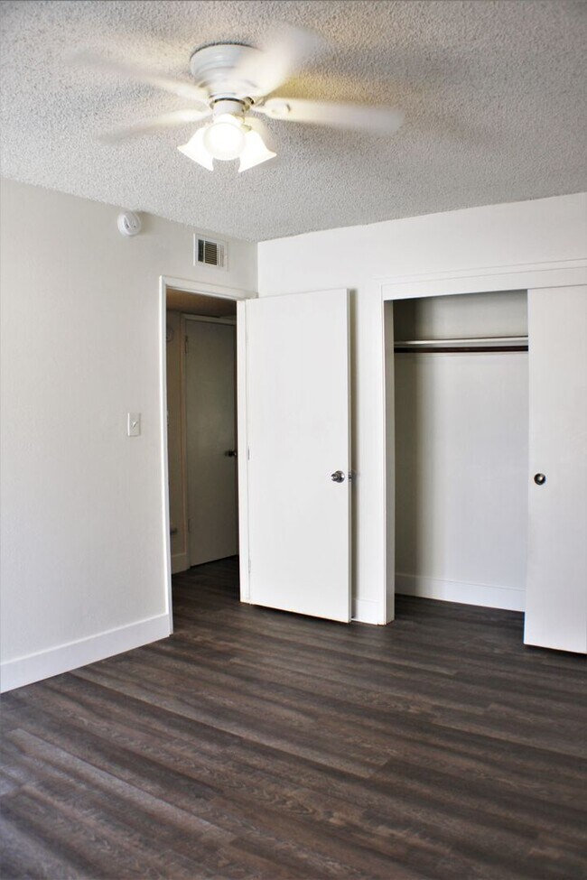 Building Photo - 6808 N Half Moon Dr