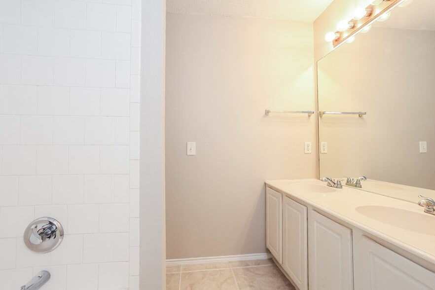 Building Photo - 2528 Tar Heel Dr