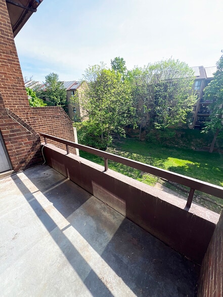 Building Photo - 3069 Hawthorne Dr NE