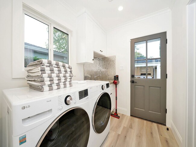 Building Photo - Luxe 5+4.5 w/detached studio, downstairs e...