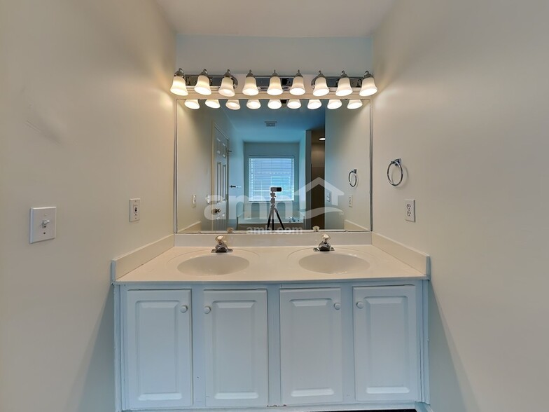 Building Photo - 3813 Windstream Way