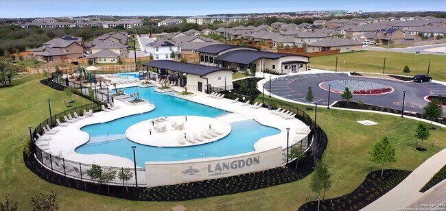 Building Photo - Come check out this well maintained 4 bedroom, 2.5 bath home in the well desired community of Lan...