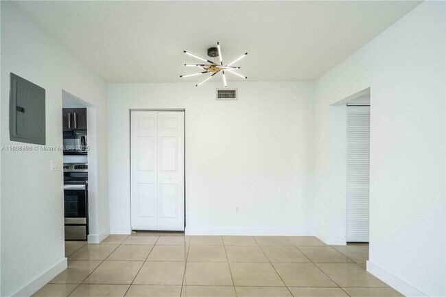 Building Photo - 1940 Biarritz Dr