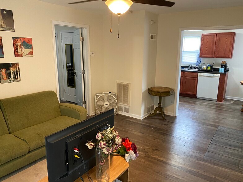 Building Photo - 205 S Lynn St