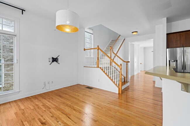 Building Photo - 312 Creekbank Way SE