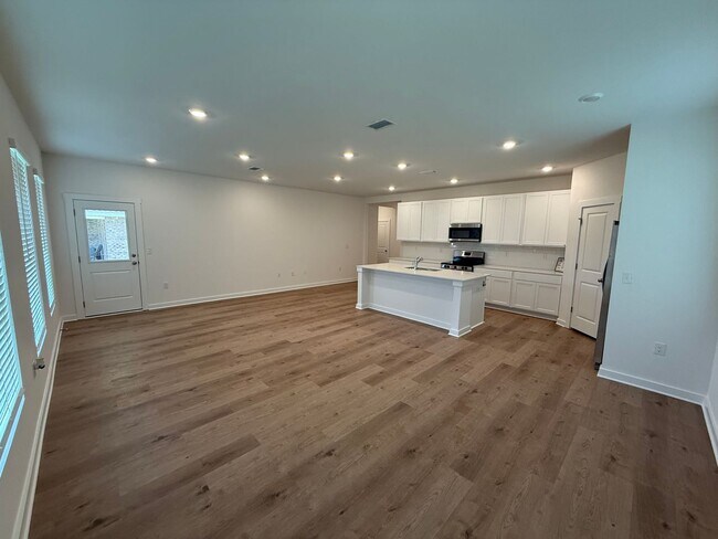 Building Photo - Free Wi-Fi for the first year! 4 Bed/2 Bat...