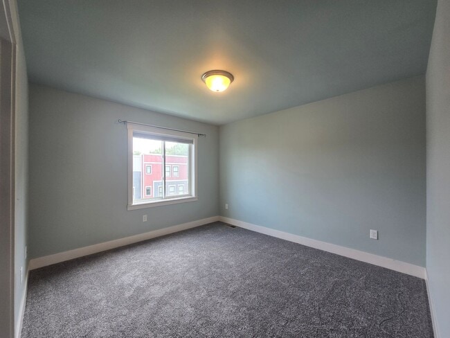 Building Photo - Beautiful 2 bed 1.5 bath townhome