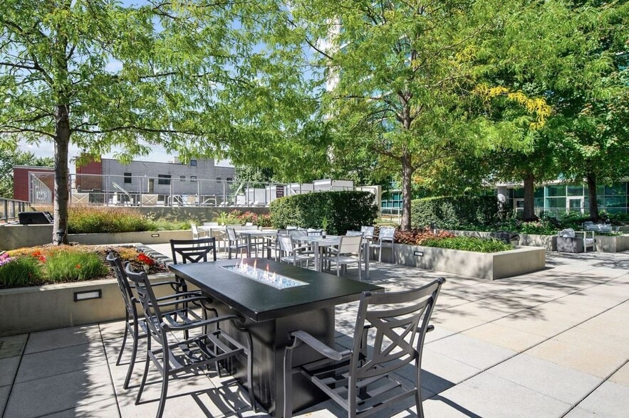 Building Photo - 3740 N Halsted St