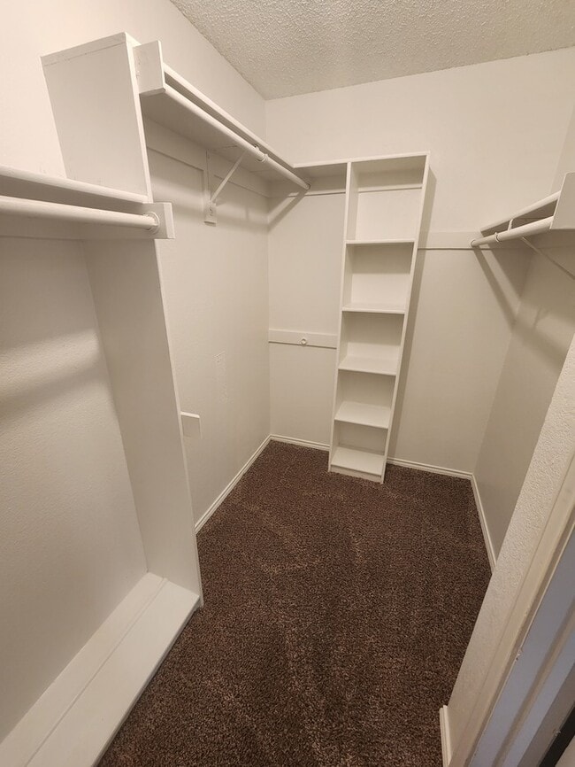 Building Photo - 3 bed 2 bath home, 2 car garage, 2 living areas!