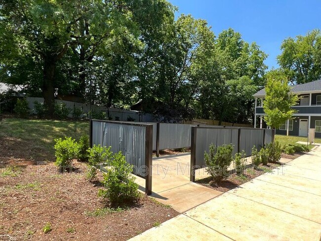 Building Photo - 518 Boone St