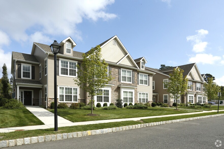 Building Exterior - Woodhaven Commons
