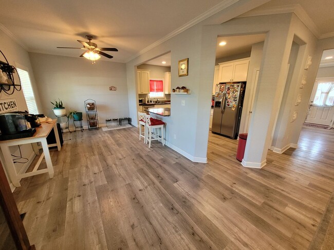 Building Photo - Beautiful & Spacious 4 bedroom, 2.5 bath h...