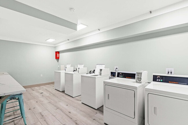 Building Photo - 8743 Thomas Dr