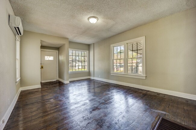 Building Photo - Freshly Updated 3 Bedroom Home
