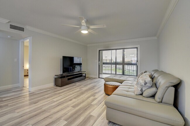 Building Photo - 7076 Huntington Ln