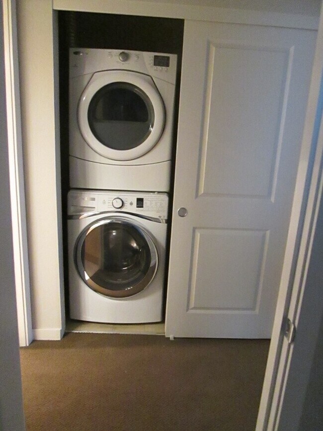 Building Photo - Spacious Two Bedroom Townhome