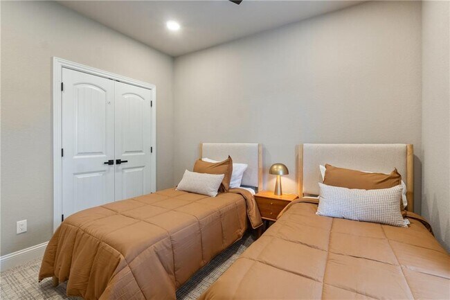 Building Photo - 5702 S 60th Pl