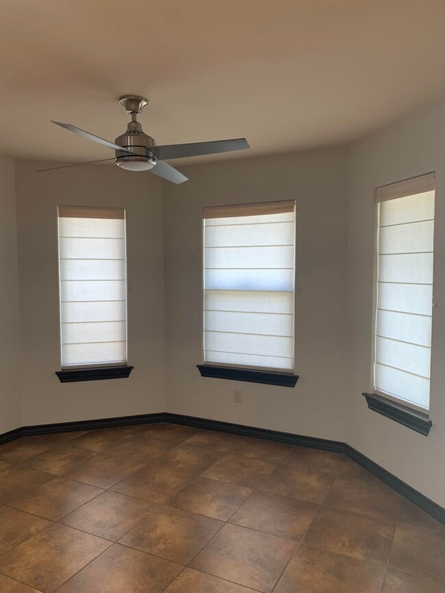 Building Photo - 3129 Rosco Dr