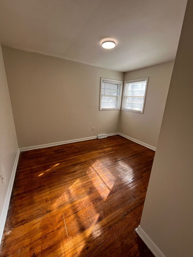 Building Photo - 1616 Brockett Ave