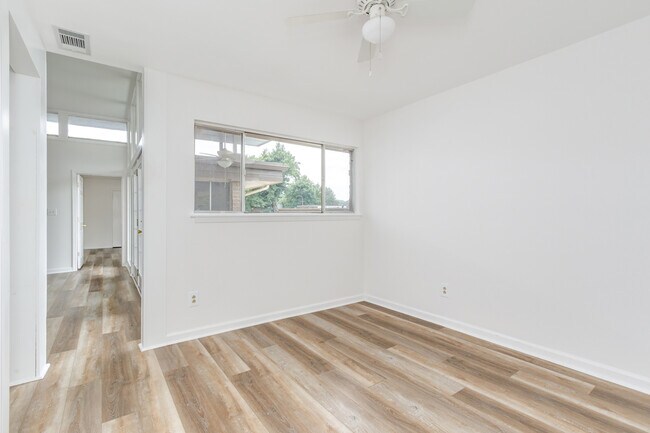Building Photo - 346 Carpenter Dr NE