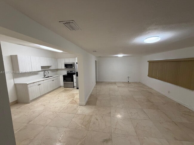 Building Photo - 1585 W 53rd St