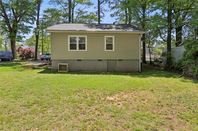 Building Photo - 2266 N Shallowford Rd