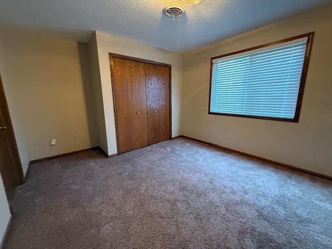 Building Photo - 2BR Urbana Apartment with New Appliances & Back Porch