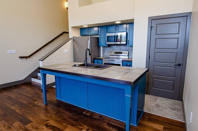 Building Photo - C Street Loft Available Now!