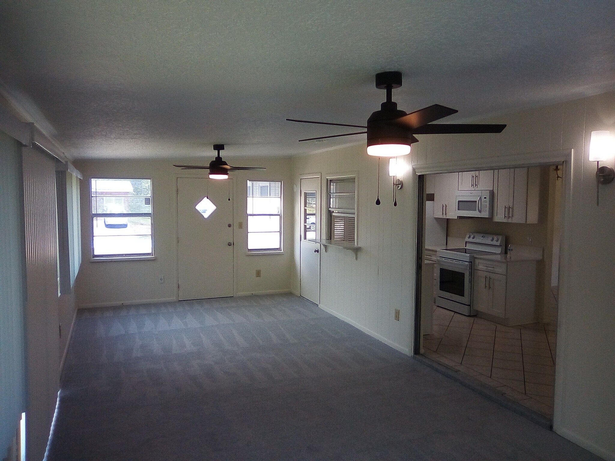 Family Room - 209 Phoenetia Dr