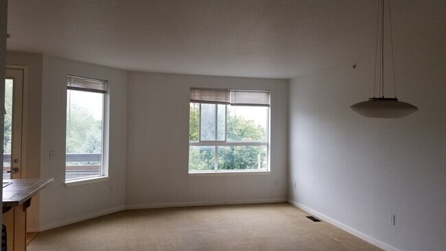 Building Photo - 2 Bedroom Condo SUPER close to Campus!