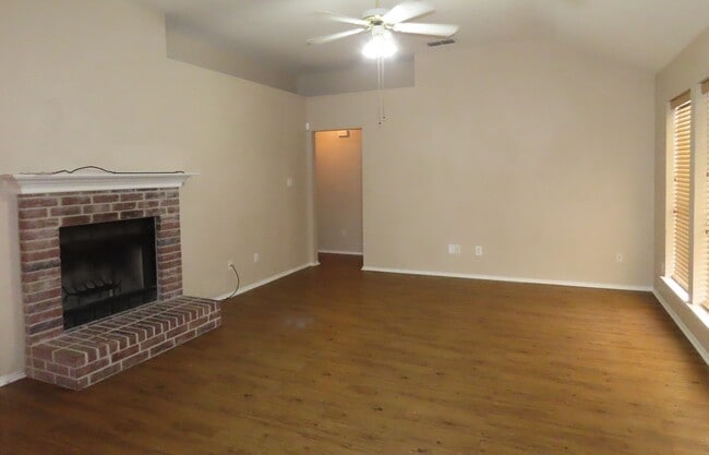 Building Photo - Charming 3 Bedroom, 2 Bath House in Flint-...