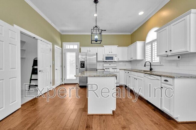 Building Photo - 6285 S Clubview Cir