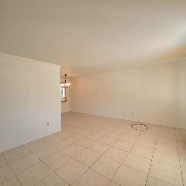 Building Photo - 3 Bedroom/ 2 Bathroom with extra room