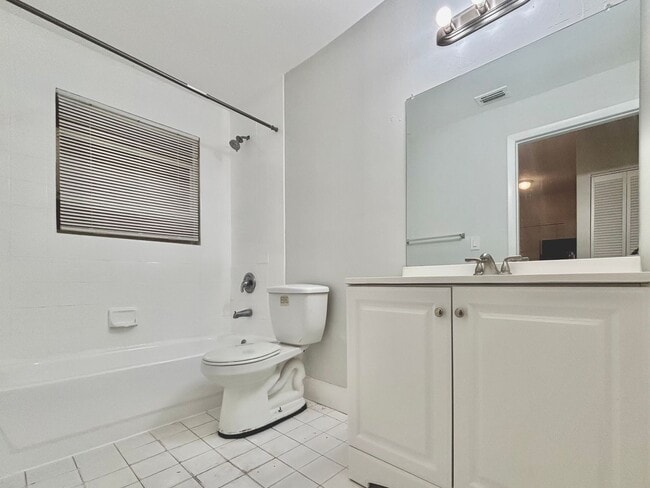 Building Photo - 3 Bedroom Private home with yard