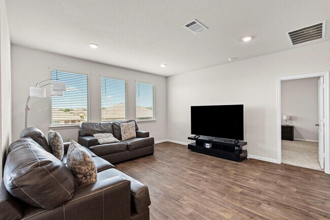 Building Photo - 381 Evergreen Sumac Lp