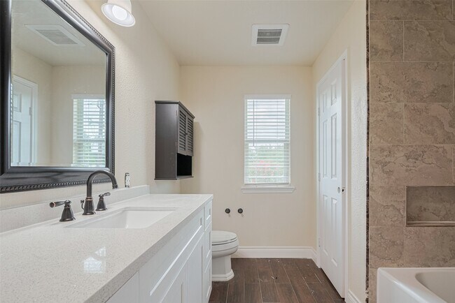 Building Photo - 5703 Saragosa Dr