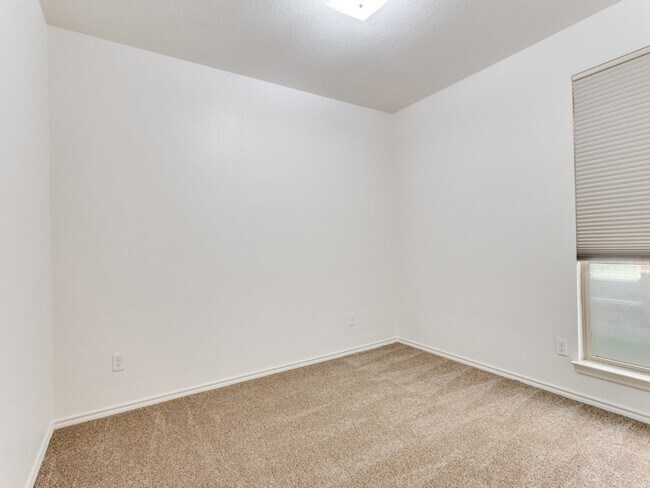 Building Photo - 2213 Laurel Forest Dr