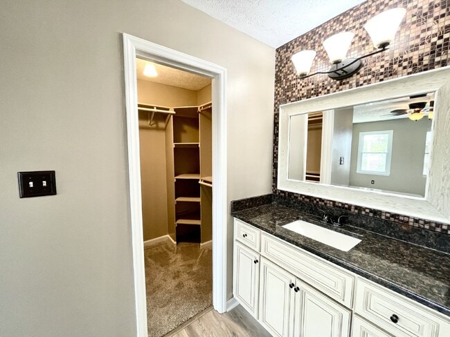 Building Photo - 3 Bed, 2 Bath Nest in Hope Mills