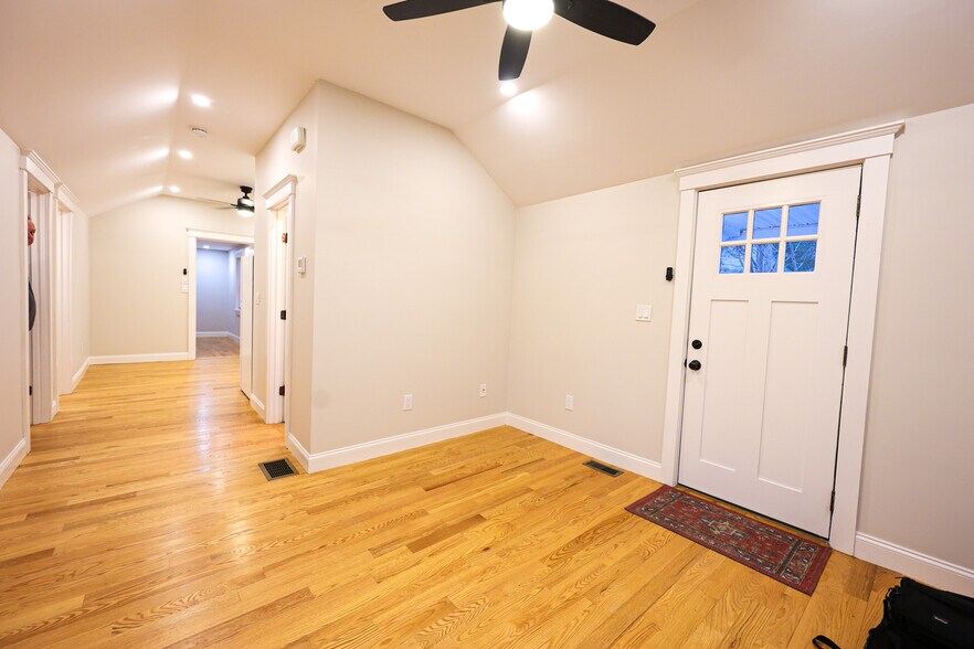 Building Photo - 85 Oak St