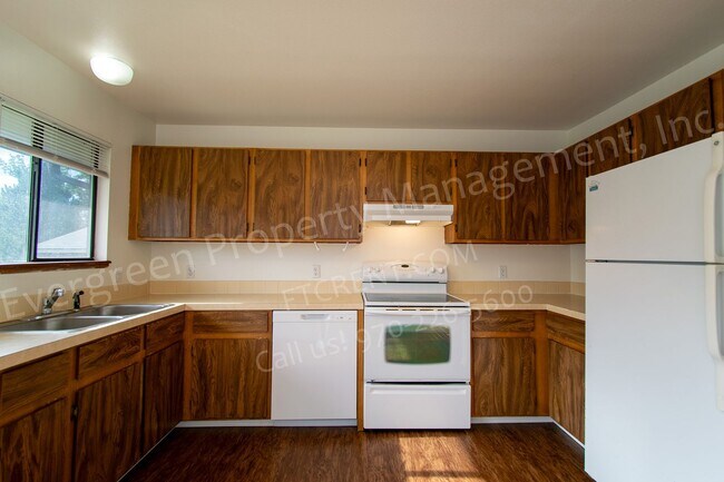 Building Photo - 704 Ponderosa Dr