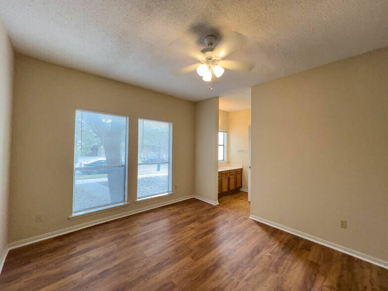 Building Photo - 2901 San Jacinto Blvd