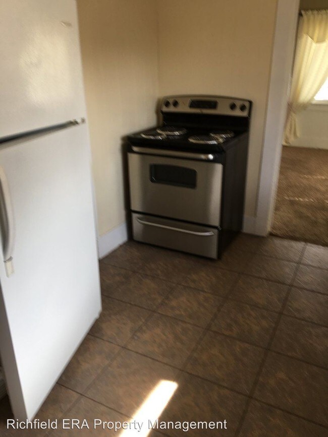 Building Photo - 3 br, 1 bath House - 131 North State Street